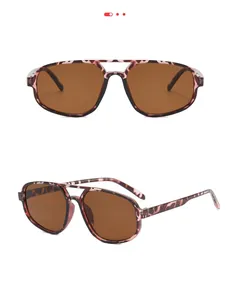 Vue détaillée de lunettes aviateur à motif léopard écaille avec double pont tendance