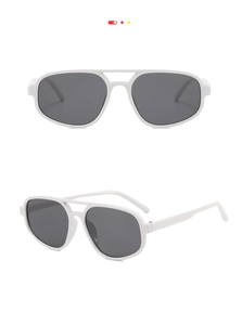 Vues de face et de côté des lunettes aviateur blanches avec double pont et verres gris
