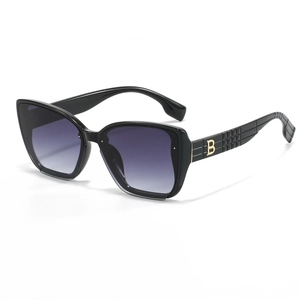 Women Oversized Square Sunglasses Retro Butterfly Frame Gradient Lens Fashion Eyewear With Metal Letter Detail And Quilted Texture