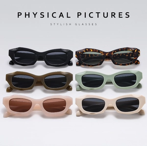 Vue à plat de six lunettes de soleil œil-de-chat géométriques aux couleurs variées