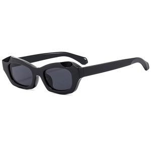 Lunettes de soleil rétro noires géométriques avec monture irrégulière moderne sur fond blanc