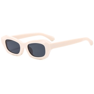 Lunettes de soleil rétro crème avec verres foncés et monture géométrique épaisse