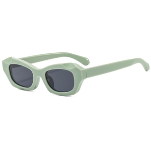 Lunettes de soleil œil de chat vert menthe avec bords sculpturaux géométriques