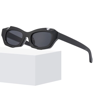 Lunettes de soleil œil de chat rétro noires avec monture géométrique épaisse et verres gris