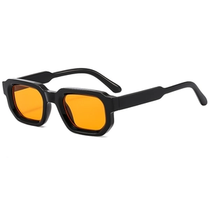 Lunettes de soleil rétro à petit cadre noir et verres orange pour un style urbain tendance