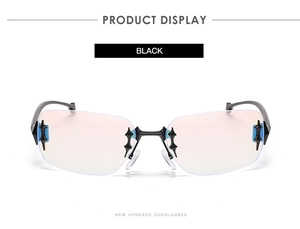 Détail de lunettes Y2K sans monture avec étoiles en métal noir et verres dégradés roses