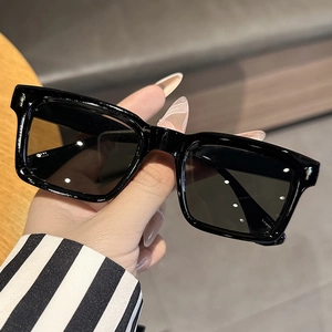 Occhiali Da Sole Quadrati Vintage Montura Spessa Retro Protezione UV400 Plastica Moda Per Uomini Donne Rivetti