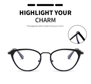 Détail de la charnière métallique sur une monture de lunettes œil de chat noire chic