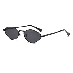 Occhiali da sole poligonali in metallo nero con lenti geometriche diamantate per donna