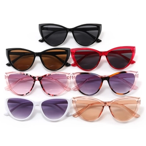 Vielzahl von Katzenaugen-Sonnenbrillen für Damen in verschiedenen Farben mit Retro-Rahmen
