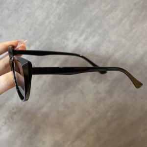 Moderne schwarze Cat-Eye Sonnenbrille für Damen mit elegantem Vintage Vollrahmen