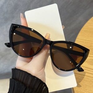 Makroaufnahme einer Retro-Cat-Eye-Sonnenbrille mit braunen Gläsern und glänzendem Rahmen