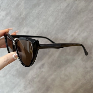 Makro-Seitenansicht der Retro-Cat-Eye-Sonnenbrille mit schwarzem Rahmen und braunen Gläsern