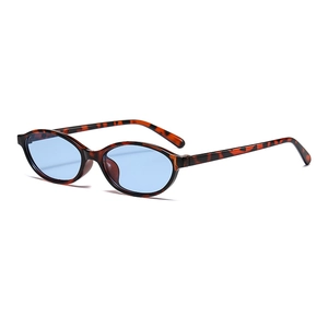 Occhiali da sole ovali rétro tartarugati con lenti azzurre e stile vintage