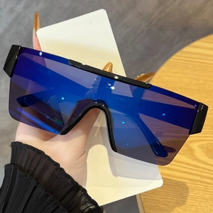 Détail des lunettes de soleil sans monture CY5601 avec verres bleus et cadre noir