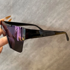 Vue détaillée des lunettes de soleil futuristes sans monture avec verres dégradés