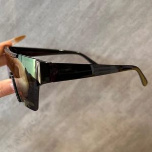 Vue détaillée de grandes lunettes de soleil sans monture avec verres réfléchissants