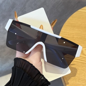 Détail de lunettes de soleil blanches sans monture avec des verres foncés de qualité