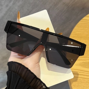 Détail montrant le code CY5601 sur la branche de lunettes de soleil noires sans monture