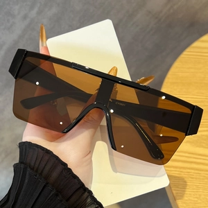 Gros plan sur des lunettes de soleil masque sans monture avec verres teintés et détails