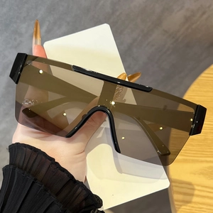 Gros plan sur les lunettes de soleil masque sans monture avec verres dégradés marron