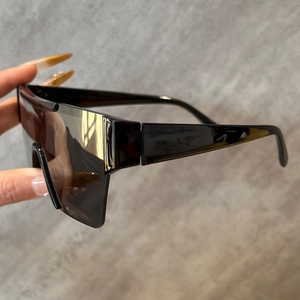 Détail de lunettes de soleil tendance sans monture avec cadre noir brillant et verres