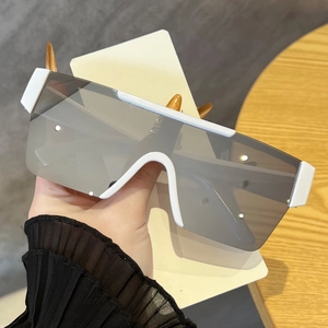 Détail de lunettes de soleil sans monture avec cadre blanc et verres réfléchissants