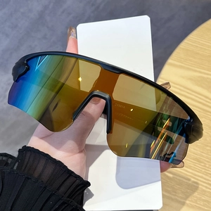 Gros plan des lunettes cyclisme CY5614 avec verres dégradés colorés et monture noire