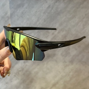 Gros plan des lunettes de cyclisme avec verres miroir verts et branches ventilées