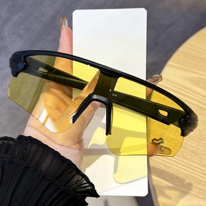 Détail des verres jaunes sportifs et de la monture demi-cerclée noire cyclisme