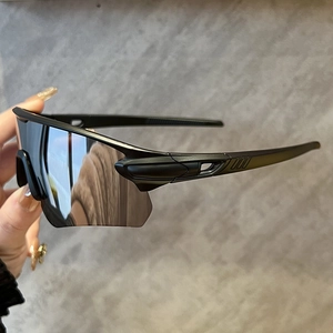 Détail macro de lunettes de cyclisme noir mat avec monture profilée et verres à effet miroir