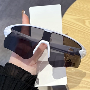 Gros plan détaillé des lunettes de sport blanches à large verre gris