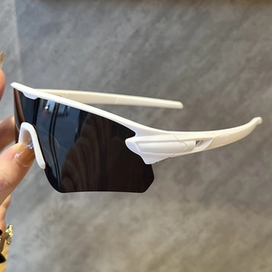 Détail de la monture de lunettes de vélo blanche avec verres gris et branches antidérapantes