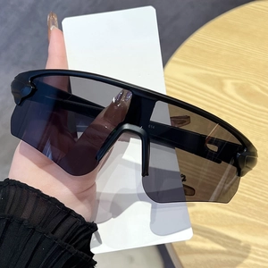 Lunettes de soleil de cyclisme à monture large noire mate avec verres anti-UV gris