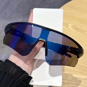 Gros plan des lunettes de cyclisme avec monture mate et verres dégradés bleu-violet