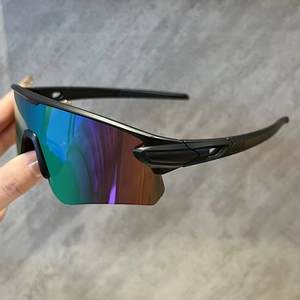 Détails des verres réfléchissants colorés et des branches ventilées des lunettes de cyclisme