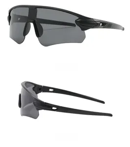 Détail de lunettes de cyclisme noires avec trous de ventilation et monture aérodynamique