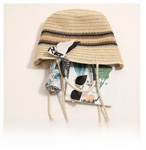Sac de plage tressé spacieux avec vue intérieure montrant parapluie et lunettes