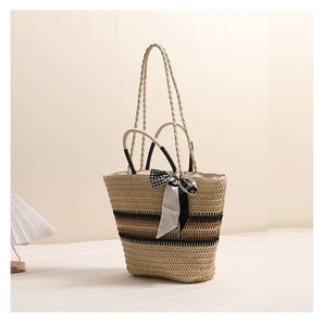 Détail du sac cabas en paille rayé avec foulard décoratif et doubles poignées