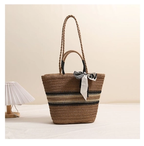 Détail du sac cabas en paille tissée à rayures avec doubles poignées et foulard en soie