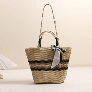 Grand sac cabas en paille rayé avec longues anses et nœud en foulard de soie