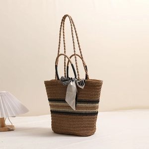 Sac fourre-tout en paille à rayures avec foulard élégant en soie pour les vacances