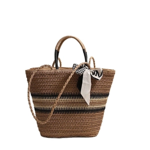 Sac fourre-tout en paille à rayures avec accents noir et blanc et foulard en soie