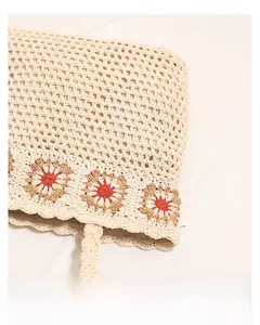 Détail macro du sac au crochet fait main avec maille évidée et motifs floraux tissés