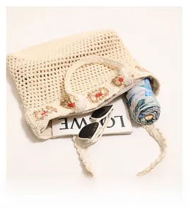 Sac bandoulière au crochet floral montrant de l'espace pour lunettes et parapluie
