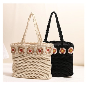 Gros plan du sac en coton tissé à la main avec motifs de fleurs au crochet détaillés