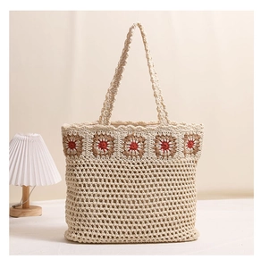 Détail du sac cabas en coton crocheté avec texture ajourée et motifs de fleurs