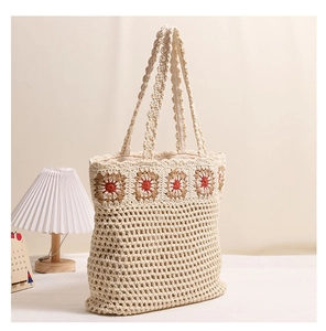 Vue détaillée du sac cabas en coton fait main avec motifs de tournesols crochetés rustiques