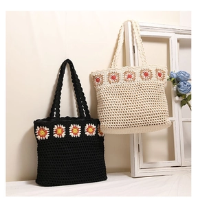Détail de sacs fourre-tout en crochet avec motifs de tournesol et design ajouré