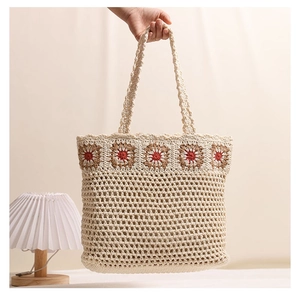 Détail du sac cabas en coton tricoté avec fleurs au crochet pour vacances à la plage